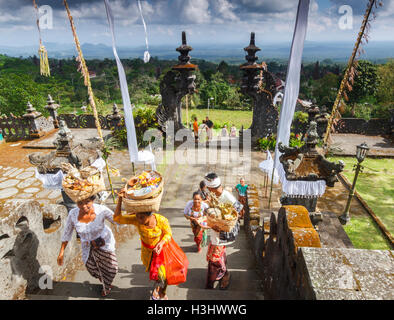 Menschen in Besakih-Tempel. Bali. Indonesien, Asien. Stockfoto