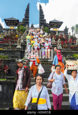 Menschen in Besakih-Tempel. Bali. Indonesien, Asien. Stockfoto