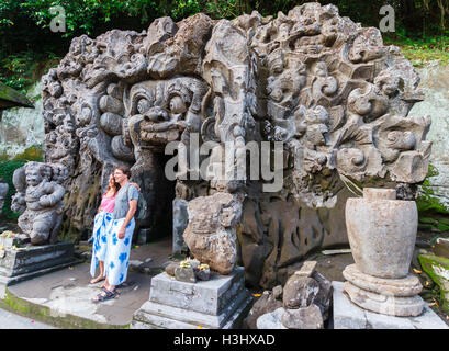 Paar in Goa Gajah oder Elefantenhöhle. Ubud. Bali.  Indonesien, Asien. Stockfoto