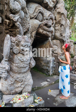 Frau in Goa Gajah oder Elefantenhöhle. Ubud. Bali.  Indonesien, Asien. Stockfoto