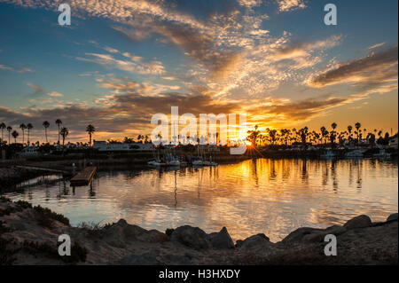 Morgendämmerung über Ventura Bucht mit feuchten Wolken Himmel aufgeht. Stockfoto