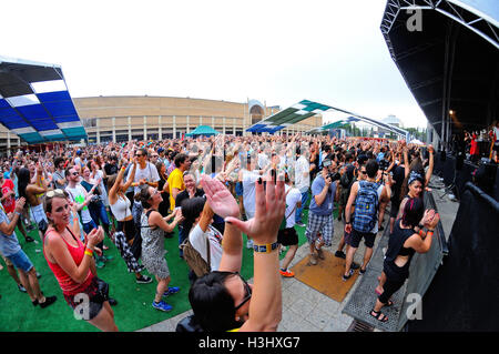 BARCELONA - 12 JUN: Publikum beim Sonar Festival am 12. Juni 2014 in Barcelona, Spanien. Stockfoto