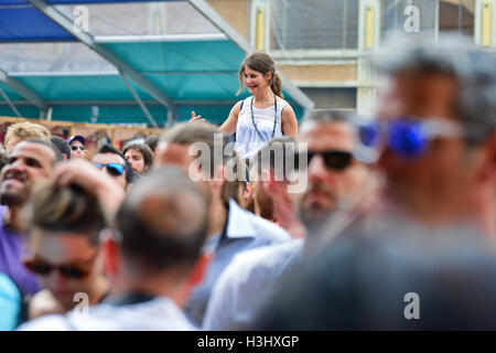 BARCELONA - 12 JUN: Publikum beim Sonar Festival am 12. Juni 2014 in Barcelona, Spanien. Stockfoto