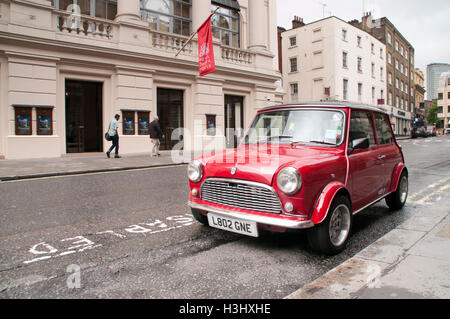 Rote Mini Cooper In London, Enland - Fotoarchiv Stockfoto