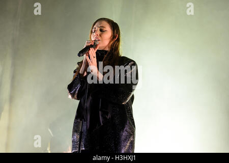 BARCELONA - 14 JUN: Lykke Li (Sängerin und Songwriterin aus Schweden) führt auf Sonar Festival am 14. Juni 2014 in Barcelona, Spanien Stockfoto