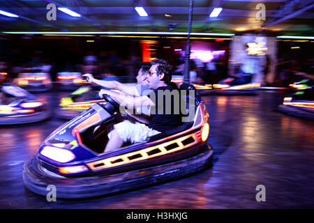 BARCELONA - 14 JUN: Menschen am Autoscooter am Sonar Festival am 14. Juni 2014 in Barcelona, Spanien. Stockfoto