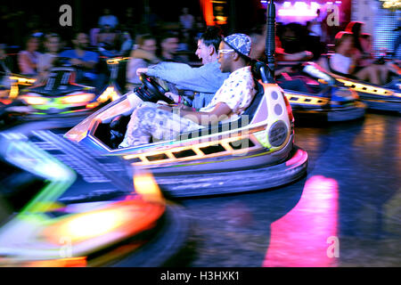 BARCELONA - 14 JUN: Menschen am Autoscooter am Sonar Festival am 14. Juni 2014 in Barcelona, Spanien. Stockfoto