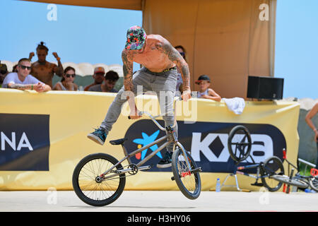 BARCELONA - 28 Juni: Ein Profi-Fahrer beim Flatland BMX (Bicycle Motocross) Wettbewerb in LKXA Extreme Sport Barcelona. Stockfoto