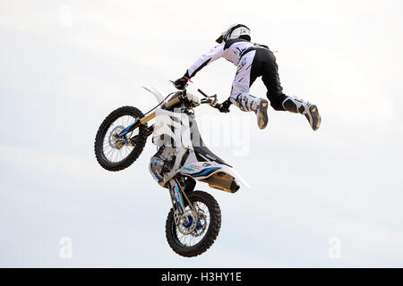 BARCELONA - JUN-28: Ein Profi-Fahrer beim FMX (Freestyle Motocross) Wettbewerb bei LKXA Extreme Sport Barcelona spielen. Stockfoto