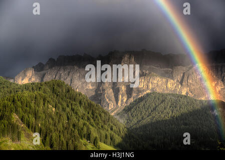 Regenbogen nach dem Gewitter über die Hügel und Berge von Wolkenstein an einem Sommertag, Trentino-Südtirol - Italien Stockfoto