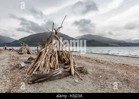 Treibholz-Hütten an der Grenze Creek, Makarora, Südinsel, Neuseeland Stockfoto