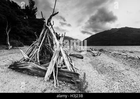 Treibholz-Hütten an der Grenze Creek, Makarora, Südinsel, Neuseeland Stockfoto