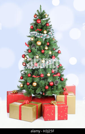 Weihnachtsbaum-Hintergrund schneit Schnee blau goldene Lichtkugeln Dekoration Stockfoto