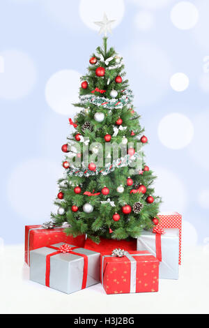 Weihnachtsbaum Hintergrund Banner schneit Schnee leicht blaue Dekoration Stockfoto