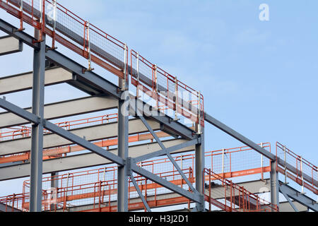 Stahlkonstruktion, die auf der Baustelle errichtet Stockfoto