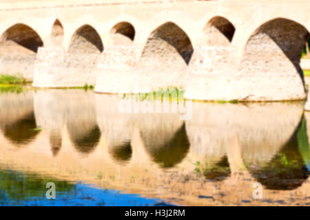 Blu in der alten Brücke und dem Fluss antiken Bau in der Nähe von Natur Iran Stockfoto