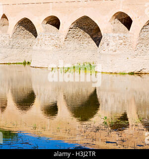 Blu in der alten Brücke und dem Fluss antiken Bau in der Nähe von Natur Iran Stockfoto