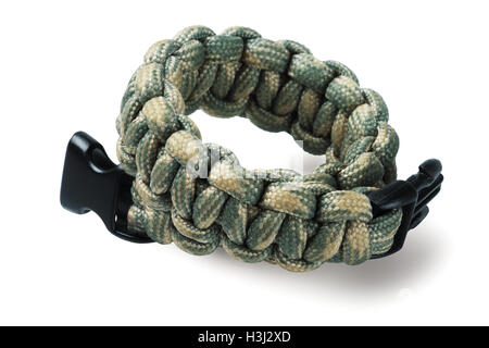 Para Cord Survival Armband auf weißem Hintergrund Stockfoto