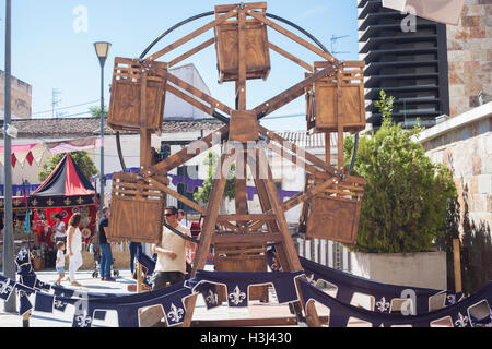 Badajoz, Spanien - 24. September 2016: Human powered Holz Riesenrad am Almossassa Mittelalterfest mit Handauslösung Stockfoto