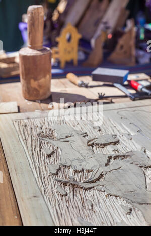 Badajoz, Spanien - 24. September 2016: Gravieren Handwerker Tabelle mit Werkzeugen für Kunsthandwerk aus Holz Stockfoto