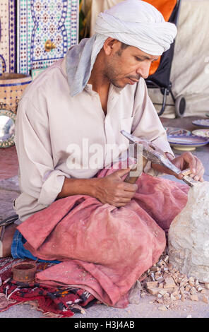 Badajoz, Spanien - 24. September 2016: Handwerker macht Stücke für Mosaik Kunsthandwerk. Er prägt Stücke aus glasierten Kacheln Stockfoto