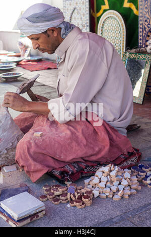 Badajoz, Spanien - 24. September 2016: Handwerker macht Stücke für Mosaik Kunsthandwerk. Er prägt Stücke aus glasierten Kacheln Stockfoto