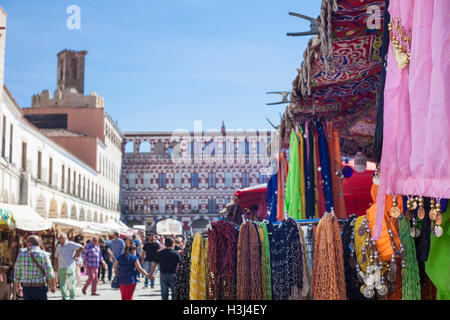 Badajoz, Spanien - 24. September 2016: Schals mit Goldmünzen hängen für Bauchtanz am Almossassa Festival Zelte Stockfoto