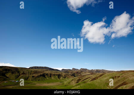 Bauernhöfe in üppigen fruchtbaren Tal im Süden Islands Stockfoto