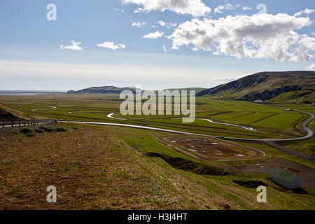 Bauernhöfe in üppigen fruchtbaren Tal im Süden Islands Stockfoto