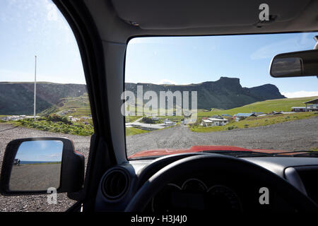 Fahrt entlang rau, die steilen Stein in der Nähe von Vik im Süden Islands Überblick Stockfoto