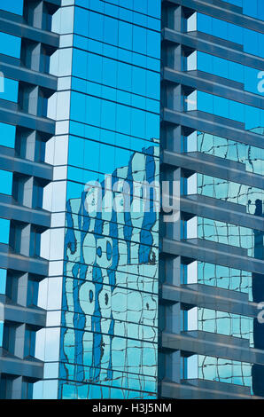 architektonisches Detail Büro Hochhaus blauen Glasfassade und Reflexionen Stockfoto