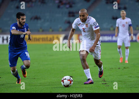 Baku, Aserbaidschan. 8. Oktober 2016. Haitam ALEESAMI (#2) von Norwegen in Aktion gegen Aghabala RAMAZANOV (#18) von Aserbaidschan während der FIFA WM 2018 Qualifikation Fußball-match zwischen Aserbaidschan und Norwegen in Baku, Aserbaidschan. Aserbaidschan gewinnt 1: 0. © Aziz Karimow/Pacific Press/Alamy Live-Nachrichten Stockfoto