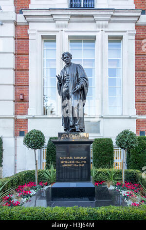 Statue von Michael Faraday des Bildhauers John Foley außerhalb der Institution of Engineering and Technology, London, UK Stockfoto