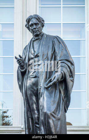 Statue von Michael Faraday des Bildhauers John Foley außerhalb der Institution of Engineering and Technology, London, UK Stockfoto