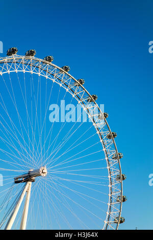 London Eye vor blauem Himmel Stockfoto