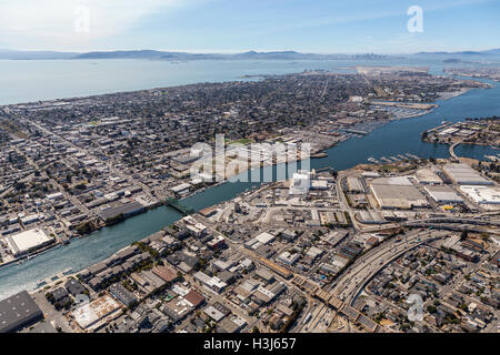 Luftaufnahme des Alameda Insel und der Bucht von San Francisco. Stockfoto