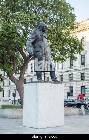 Statue von Sir Winston Churchill von Ivor Roberts-Jones. Parliament Square, London, UK Stockfoto