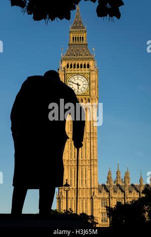 Statue von Sir Winston Churchill von Ivor Roberts-Jones. Parliament Square, London, UK Stockfoto