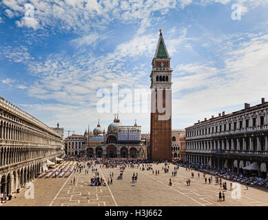 erhöhte Sicht entlang San Marco Platz in Venedig, Italien, in Richtung Glockenturm Campanile und Dom und Ducale Palast auf einem sonnigen Stockfoto