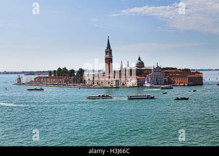 San GIorgio Maggiore Kathedrale Kirche und Kloster auf isolierte Insel von Venedig Republik erhöhten Blick über Kanal auf sonnigen da Stockfoto