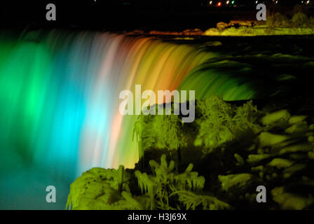 Niagara Falls im Winter nachts Stockfoto