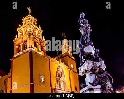 Unsere Liebe Frau von Guanajuato Paz Frieden Statu Nacht Sterne Guanajuato, Mexiko. Hohe Statue gestiftet wurde zur Stadt von Charles V, Heiliger römischer Kaiser Stockfoto