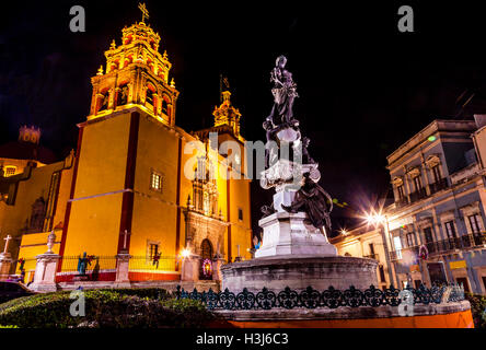 Unsere Liebe Frau von Guanajuato Paz Frieden Statu Nacht Guanajuato, Mexiko Statue gespendet zu Stadt von Charles V, Heiliger römischer Kaiser Stockfoto