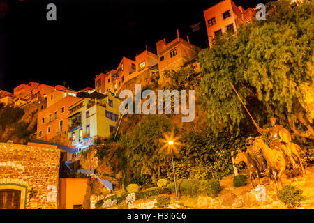 Berühmten Statue des Don Quijote und Sancho Panza Night Plaza Allende in der Nähe von Cervantes Theater Guanajuato, Mexiko. Stockfoto