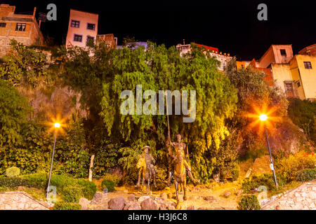 Berühmten Statue des Don Quijote und Sancho Panza Night Plaza Allende in der Nähe von Cervantes Theater Guanajuato, Mexiko. Stockfoto