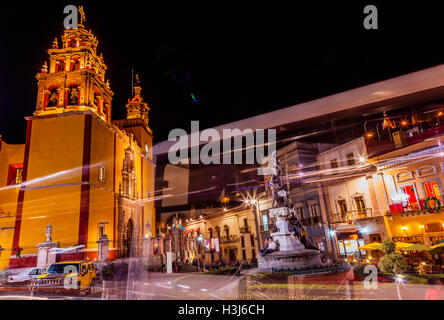 Unsere Liebe Frau von Guanajuato Paz Frieden Statu abstrakt Nacht Guanajuato, Mexiko Statue gespendet zu Stadt von Charles V, Heiliger römischer Kaiser Stockfoto