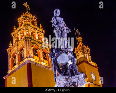 Unsere Liebe Frau von Guanajuato Paz Frieden Statue Nacht Guanajuato, Stockfoto