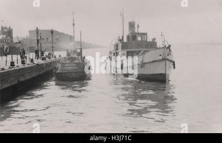 Zoll- und Pilotenschneider am Pier Head Liverpool Docks fotografiert im Jahr 1949. Diese Boote würden zu Frachtschiffen in der Mersey-Flussmünde ausfahren und Zoll- und Gesundheitskontrollen durchführen oder Piloten ausliefern, um Schiffe in den Hafen zu führen. Die Gebäude der Albert Docks liegen in der Ferne. Stockfoto