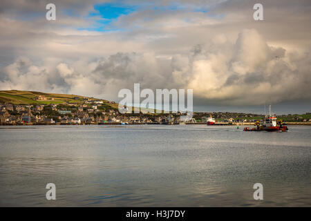 Ein kleines Boot verlässt den Hafen von Stromness, Mainland Orkney, Schottland, UK Stockfoto