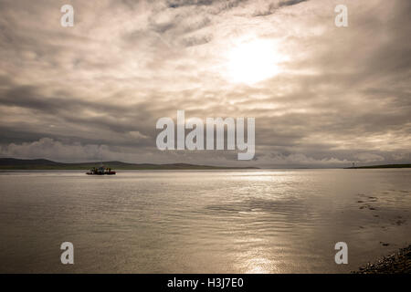 Ein kleines Boot verlässt den Hafen von Stromness, Mainland Orkney, Schottland, UK Stockfoto